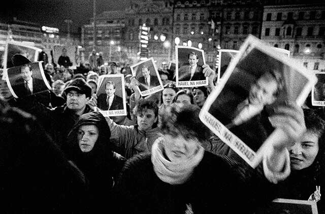 Prague, 19 December 1989 - in front of the Federal Assembly - Citizens demand legislators to elect V. Havel as president 