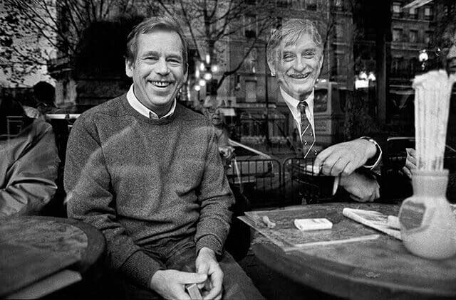 France, 18 November 1990 – Paris - Behind the window of a café in the Latin Quarter with the then Minister of Foreign Affairs Jiří Dienstbier on the eve of the Conference on Security and Co-operation in Europe